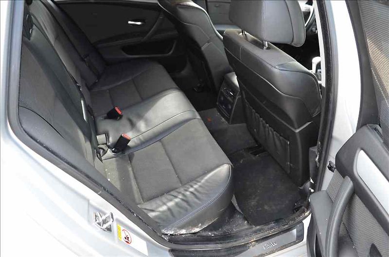 BMW Řada 5 (2008) 560 TOURING - fotka 14 z 33