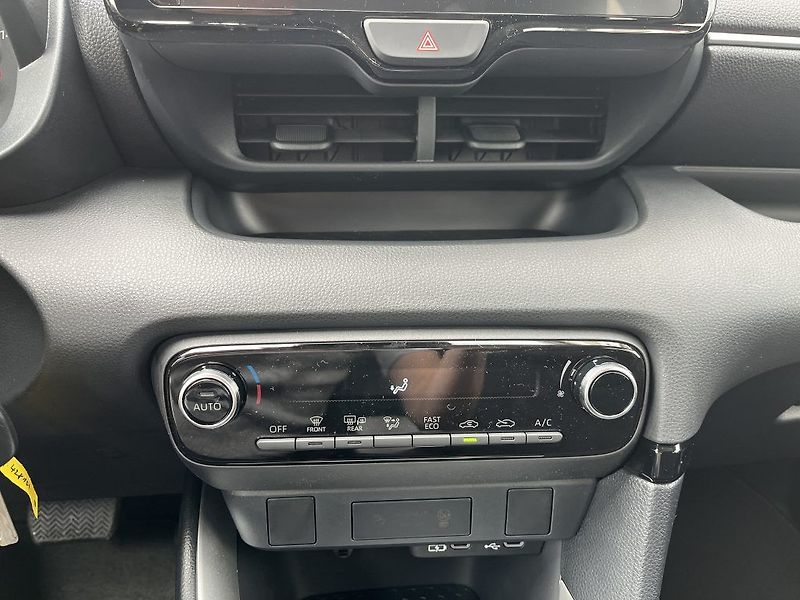 Toyota Yaris 1.5L HEV116 CVT Comfort - fotka 18 z 26