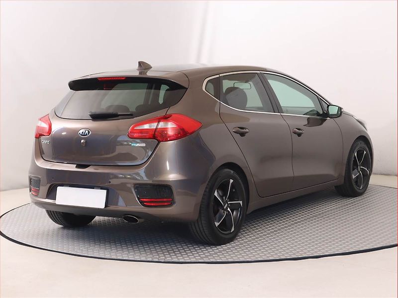 Kia Ceed (2018) 1.6 GDI, Serv.kniha, Navi - fotka 5 z 18