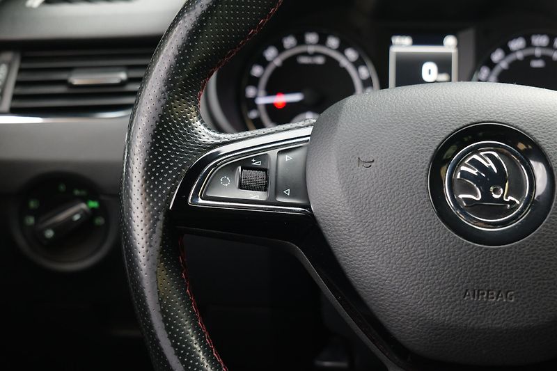 Škoda Octavia 2.0 TDI 135 kW RS Tažné - fotka 23 z 36
