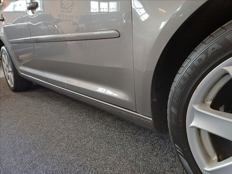 Volkswagen Touran 1,9 TDI 77kW,2x kola - fotka 21 z 25