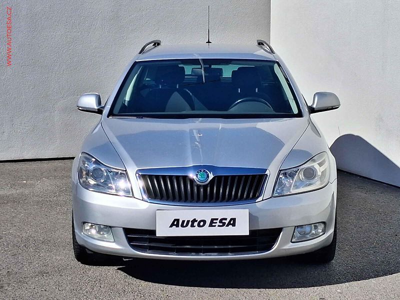 Škoda Octavia (2012) 1.6 TDi, 2.maj,ČR, Elegance - fotka 2 z 16
