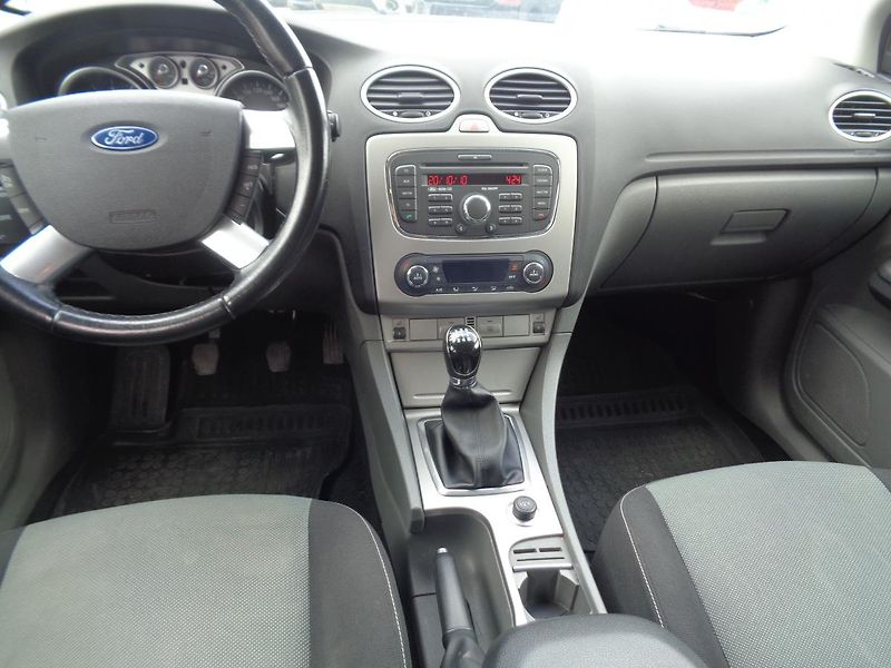 Ford Focus 1,6 - fotka 10 z 17