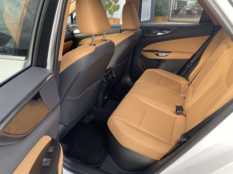 Lexus NX 350h 2.5HEV, ČR, ExecutiveTOP, 4x4 - fotka 12 z 40