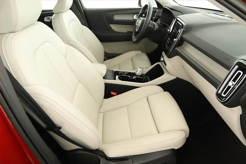 Volvo XC40 (2022) Plus B4 - fotka 7 z 17