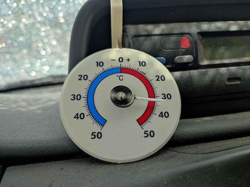 Protisluneční plachta na auto pomáhá výrazně snížit teplotu v interiéru.