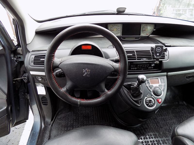 Peugeot 807 (2009) 2.0HDi/7.Míst/NAVI/LED/ - fotka 23 z 36