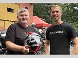 David Král (vpravo) proměnil zkušenosti z cestování na motorce v oblíbenou aplikaci Motokeška.