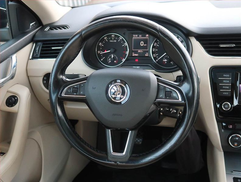 Škoda Octavia (2013) Elegance 1.8 TSI, Serv.kniha - fotka 15 z 23