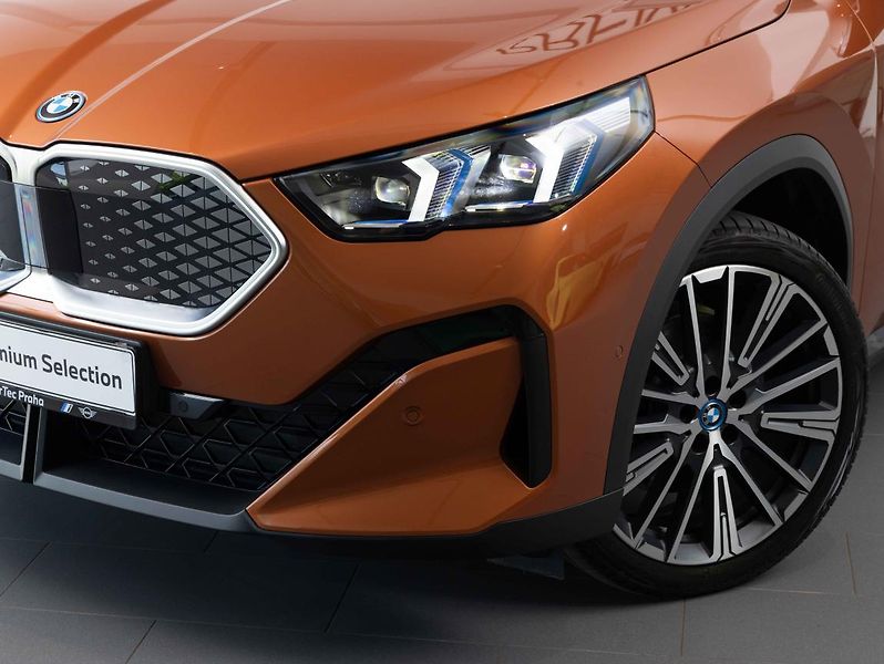 BMW iX2 xDrive30 - fotka 7 z 23