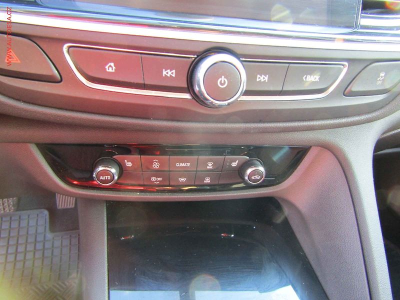 Opel Insignia (2017) 1.5T, LED, navi park.čidla - fotka 12 z 18