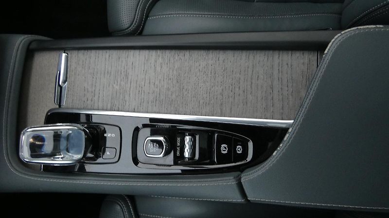 Volvo XC90 B5 AWD Inscription Auto 7míst - fotka 16 z 26