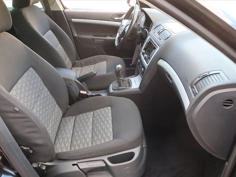 Škoda Octavia (2011) 1.6 TDI, Navi, Tempomat - fotka 9 z 17