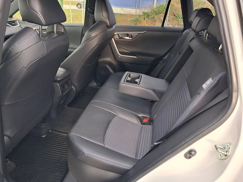 Toyota RAV4 2.5 HSD e-CVT AWD Selection - fotka 22 z 23