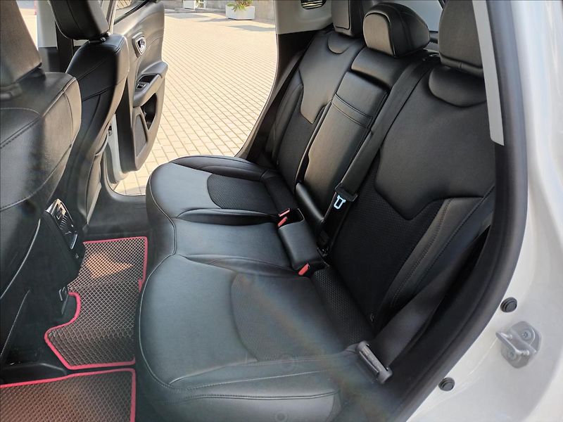 Jeep Compass 1,3 PHEV 132kW,TRAIL HAWK - fotka 17 z 50