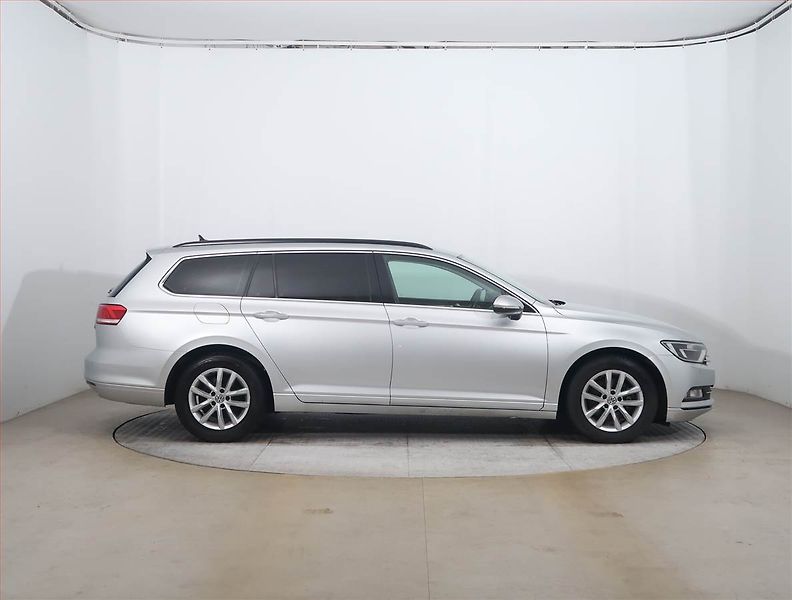 Volkswagen Passat (2017) 2.0 TDI, Automat, Navi - fotka 6 z 20