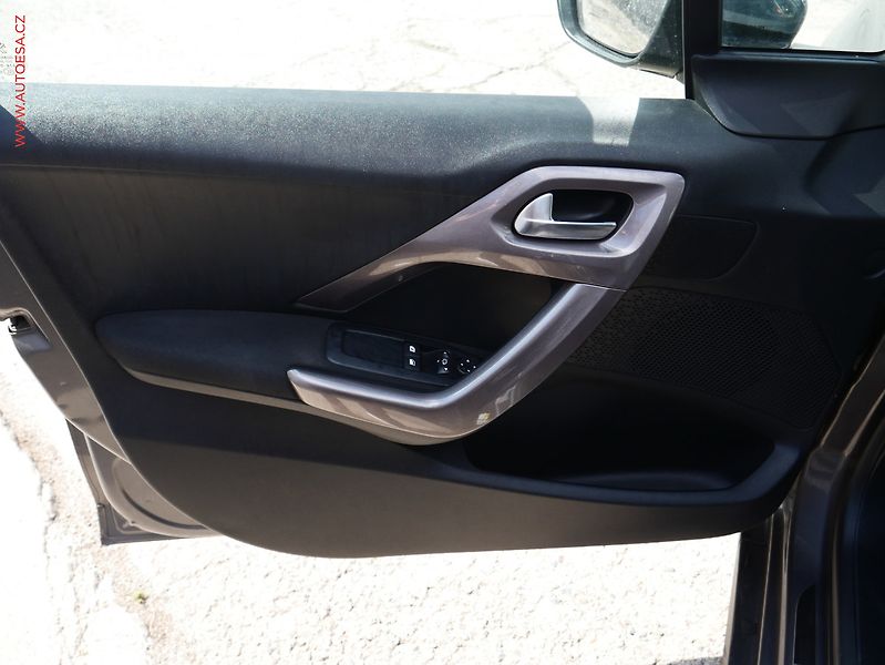 Peugeot 2008 (2015) 1.2i, AC, tempo - fotka 16 z 24