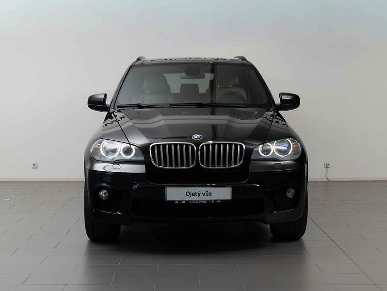 BMW X5 xDrive50i - fotka 2 z 22
