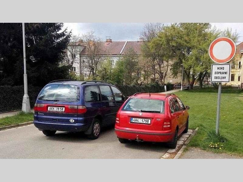 Kuriózní a vtipné značení na českých silnicích.