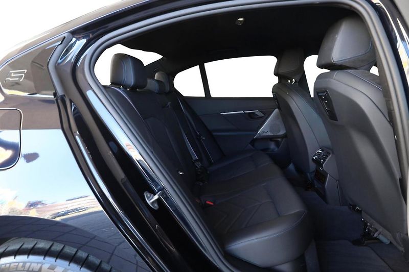 BMW Řada 5 550e xDrive Sedan - fotka 6 z 30