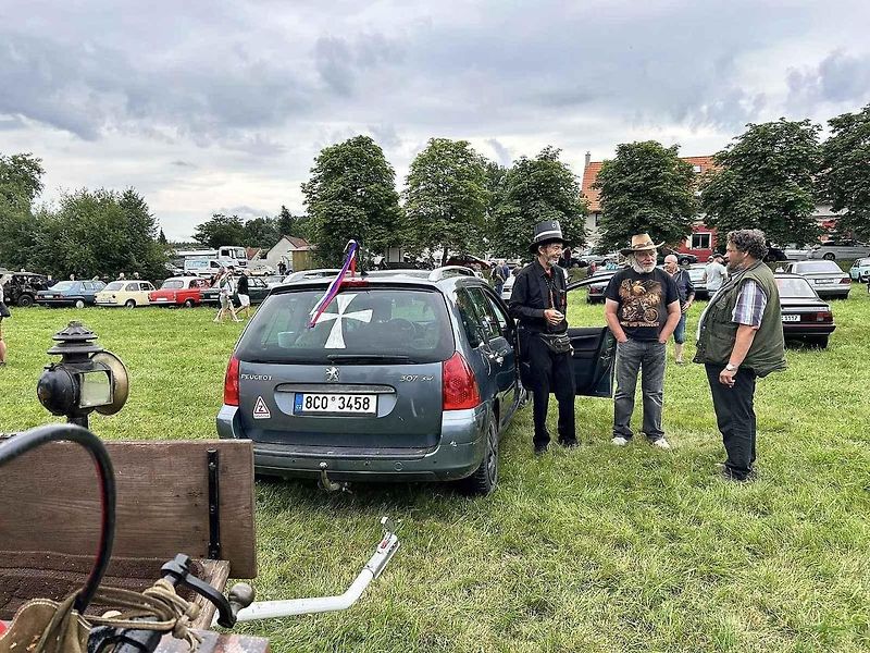 Tradiční sraz veteránů a youngtimerů na louku do Křenovic u Bernartic na Písecku v sobotu 12. července přilákal desítky veteránských nadšenců.