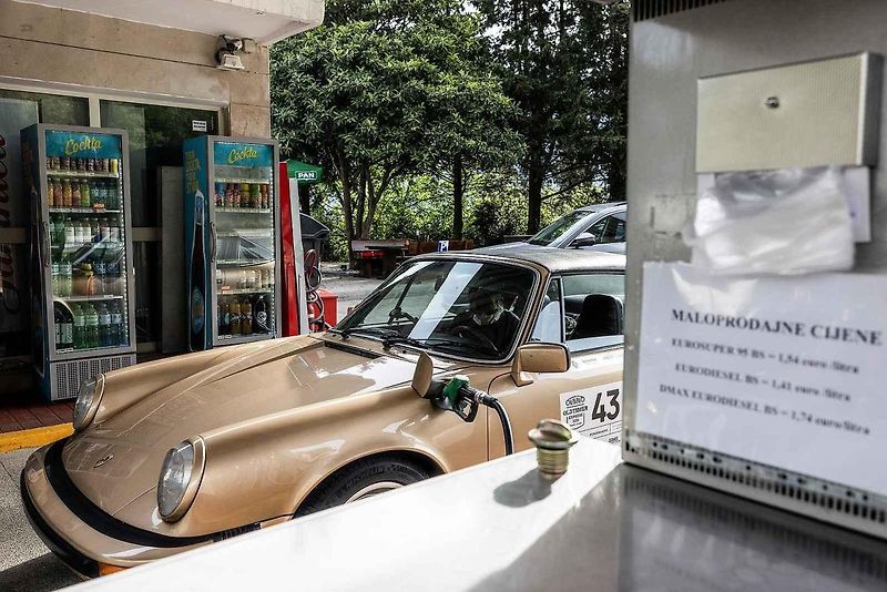 Všichni účastníci s vozy v cíli druhého ročníku Oldtimer Expressu, který mířil z Prahy do řeckých Atén.