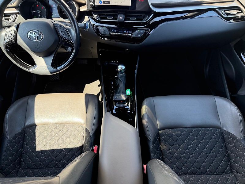 Toyota C-HR 1.8 HSD e-CVT Executive - fotka 23 z 29