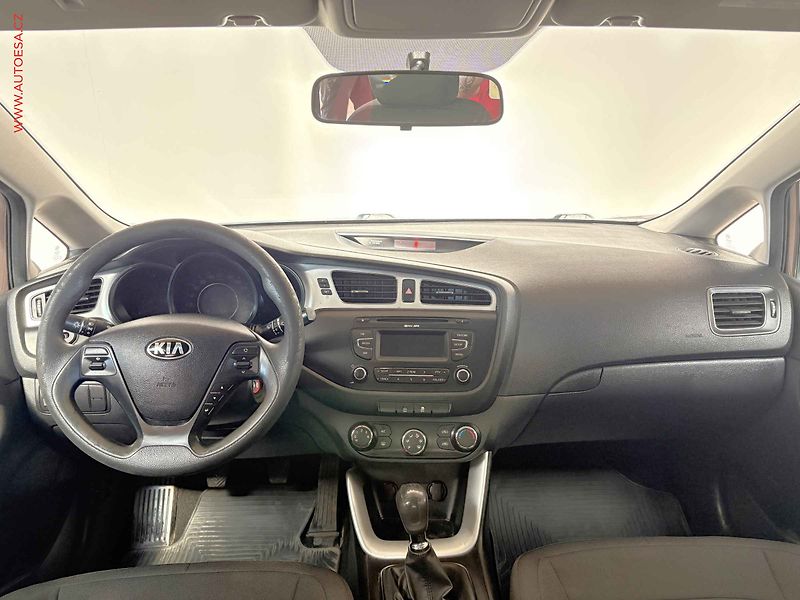 Kia Ceed (2013) 1.4i, ČR, servis.kniha, AC - fotka 8 z 14