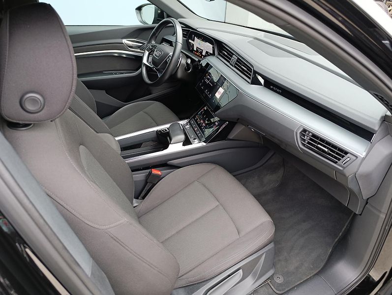 Audi e-tron 55 300kW QUATTRO S-LINE  - fotka 21 z 35