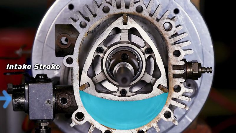 Wankelův motor s průhlednou boční stěnou.