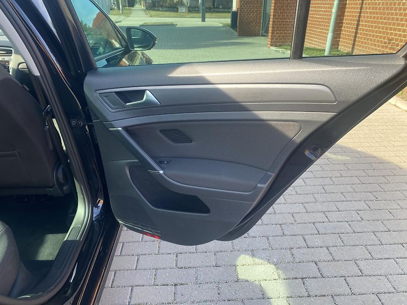 Volkswagen Golf 1.6TDi,PLNÁ VÝB.SUPER STAV!! - fotka 34 z 48