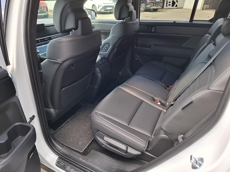 Hyundai Santa Fe (2026) 1,6TGDI PHEV 185kW CALLIG 4X4 - fotka 7 z 9