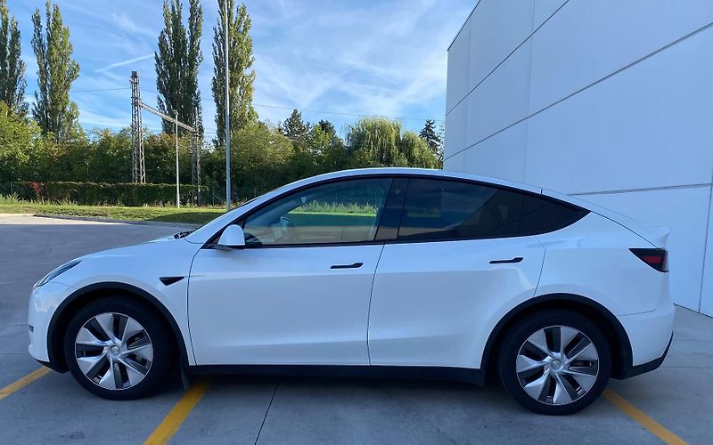 Tesla Model Y (2023) Long Range, tažné, 47 tis km - fotka 3 z 22