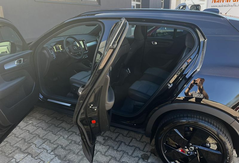 Volvo XC40 B3 FWD BE // 360 // kola - fotka 10 z 37