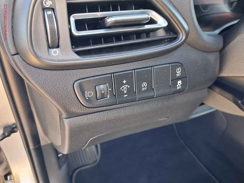 Hyundai i30 (2022) 1.5T-GDi 48V MHEV, ČR, Style - fotka 15 z 18