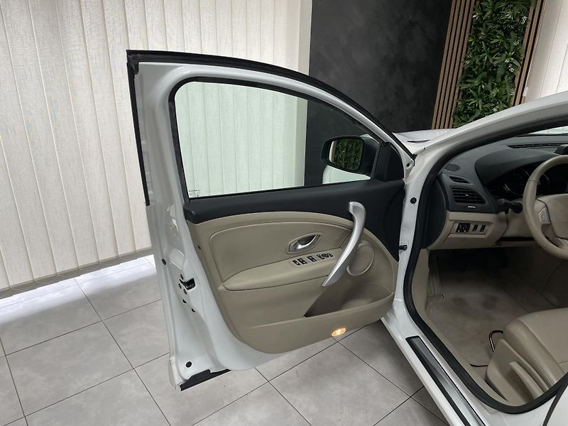 Renault Fluence 1.6 i ČR 1.MAJ.SER.NAVI.DIGIAC - fotka 17 z 23