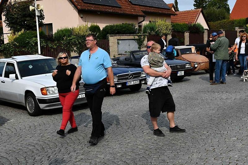 Na tradiční Lidický okruh dorazily desítky historických automobilů a motocyklů, které obdivovali návštěvníci z Kladna i širokého okolí.