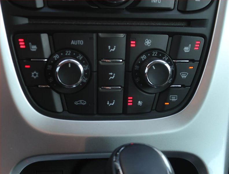 Opel Astra (2011) 1.4 T, Automat, Navi, Xenony - fotka 16 z 20