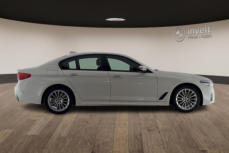 BMW Řada 5 520d xDrive Limousine - fotka 2 z 23