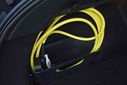 Kabel lze uklidit do boxu.