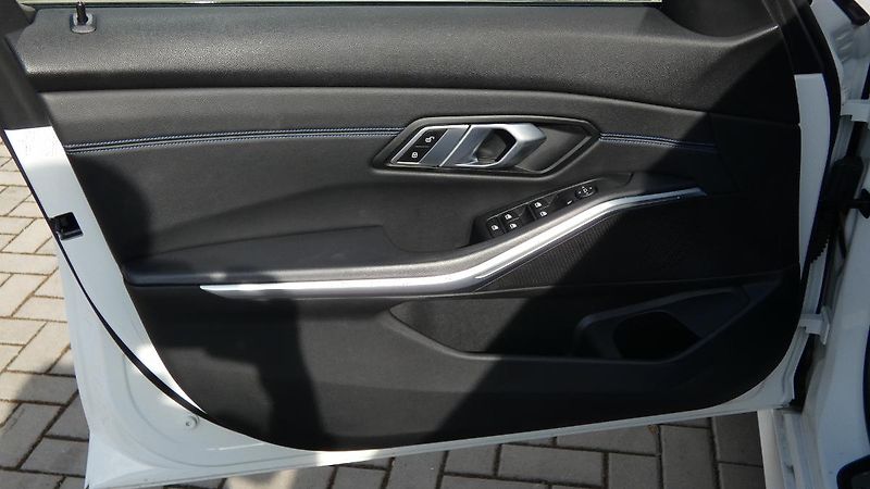 BMW Řada 3 330i xDrive M Sport - fotka 8 z 21