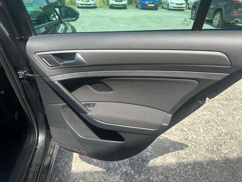 Volkswagen Golf 1.2TSi 63kW/Tempomat/Výhřev - fotka 17 z 23
