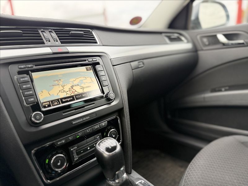 Škoda Superb 2,0 TDI PO ROZVODECH, NOVÁ STK - fotka 13 z 28