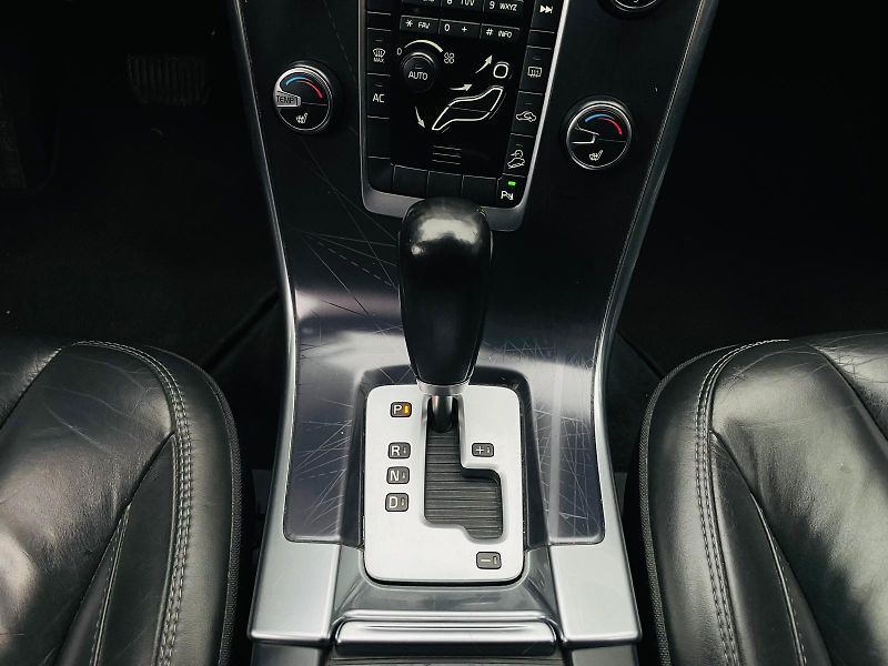 Volvo XC60 2.4D5 5V 4x4 AUT TAŽNÉ SERVISK - fotka 42 z 47