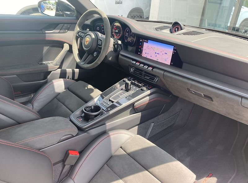Porsche 911 (2024) Carrera 4 GTS Panorama - fotka 28 z 32