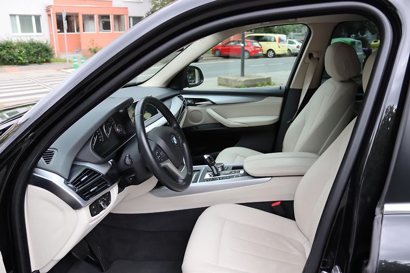 BMW X5 XDRIVE 40e F15 230kW DPH - fotka 17 z 48