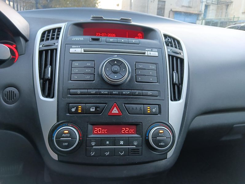Kia Ceed (2010) 1.6D/85kW, automat, výhřev, AC - fotka 9 z 24