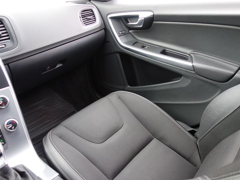 Volvo S60 (2017) 2.0D4 147kW AUT -NOVÉ V ČR - fotka 14 z 38