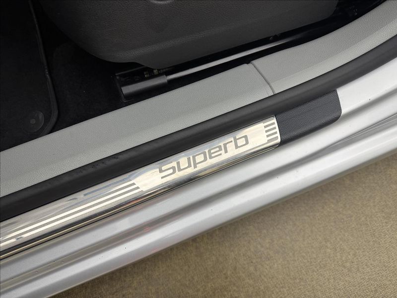 Škoda Superb 2,0 TDi DSG ALU COLUMBUS TAŽNÉ - fotka 26 z 32