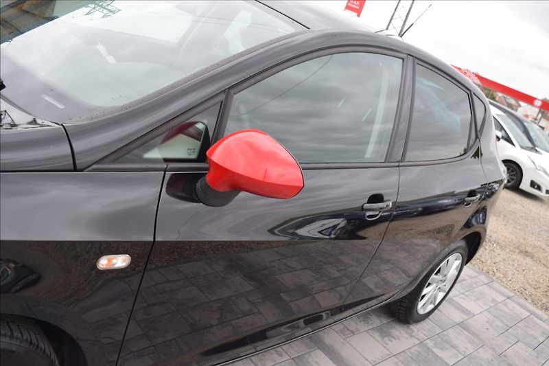 Seat Ibiza 1,2 i 66KW FR-LINE NÍZKÉ KM - fotka 12 z 39